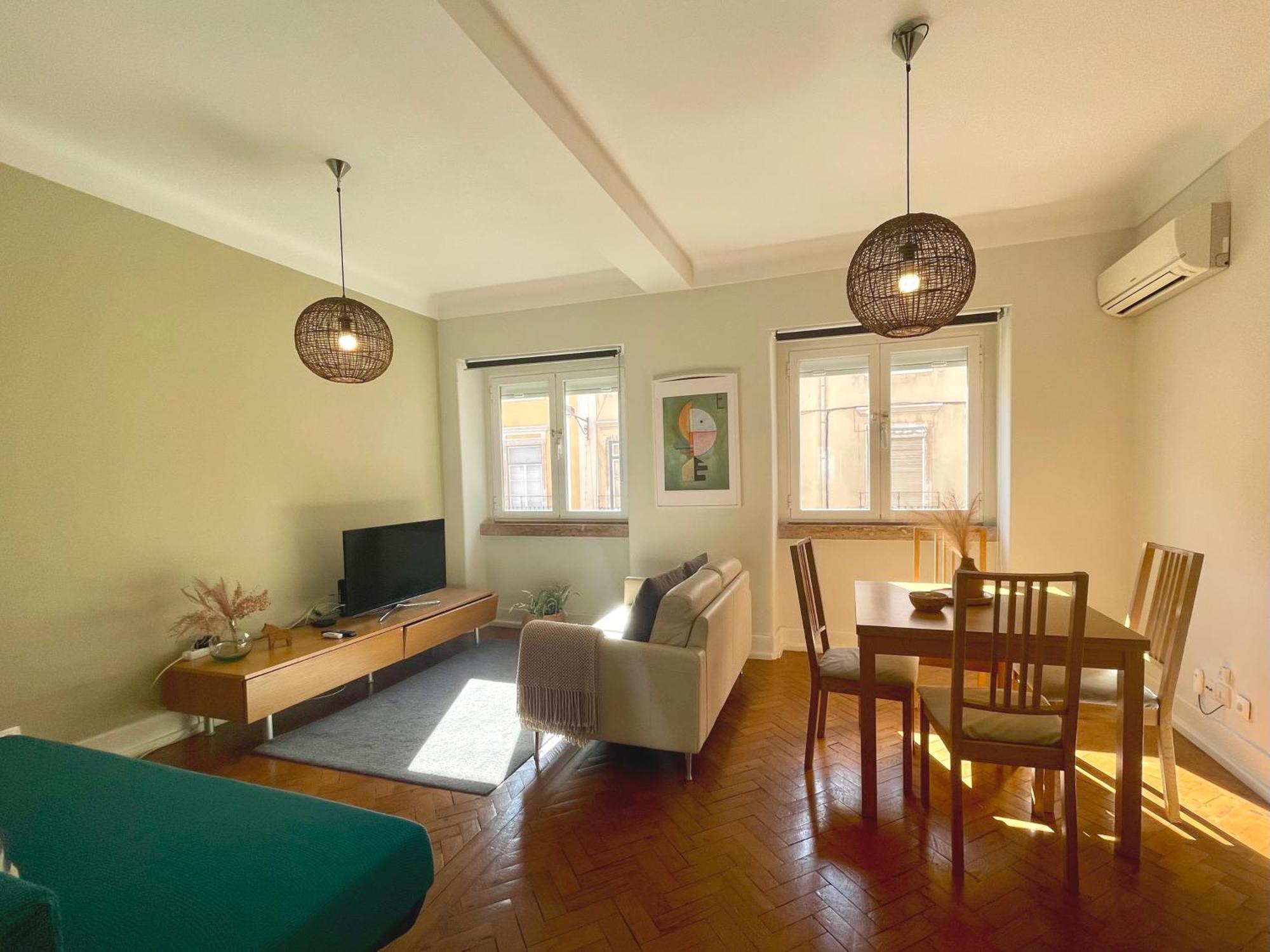 Apartment Bright & Spacious By The River, By Timecooler Lisbon