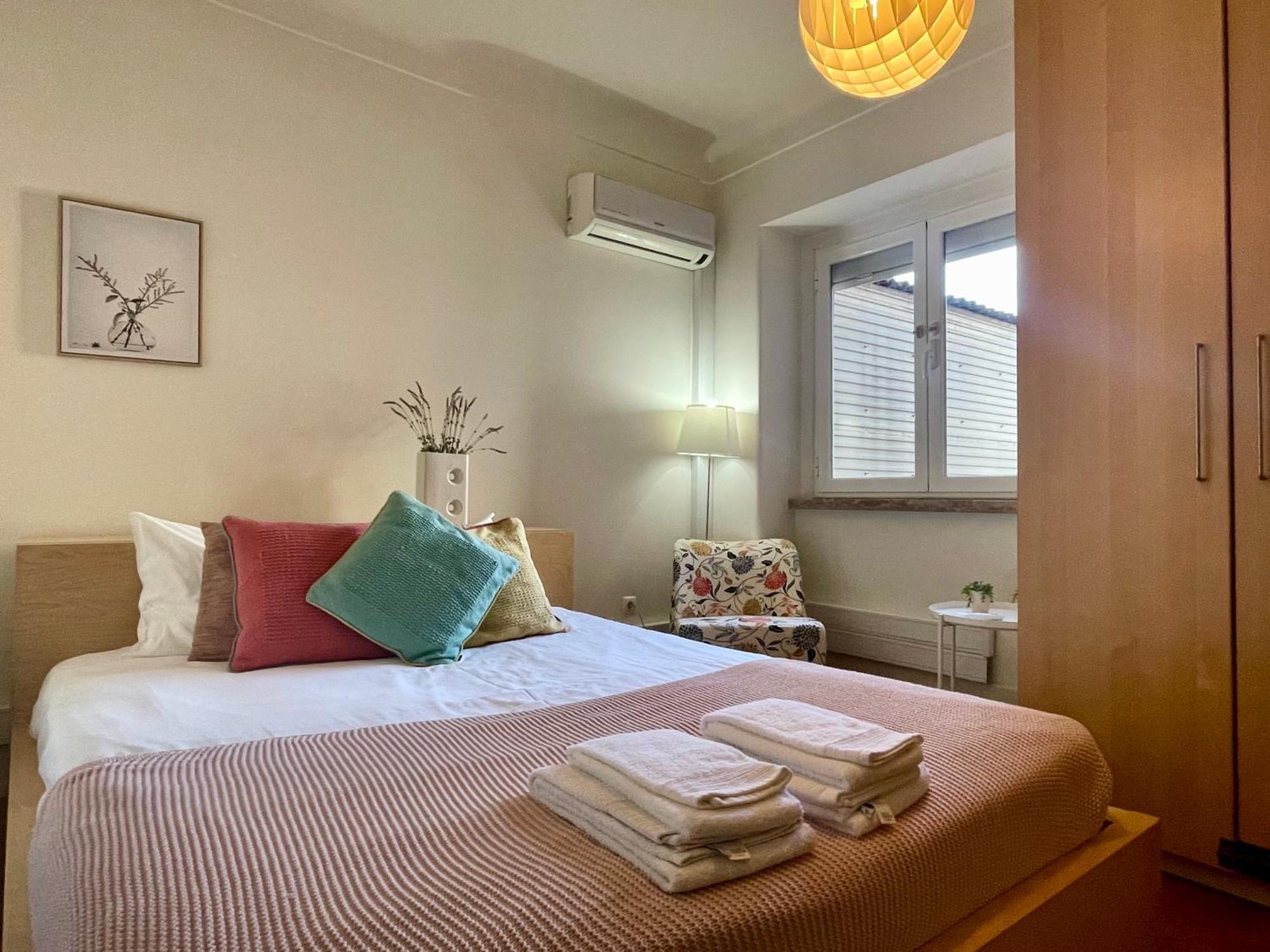 Bright & Spacious By The River, By Timecooler Apartment *
