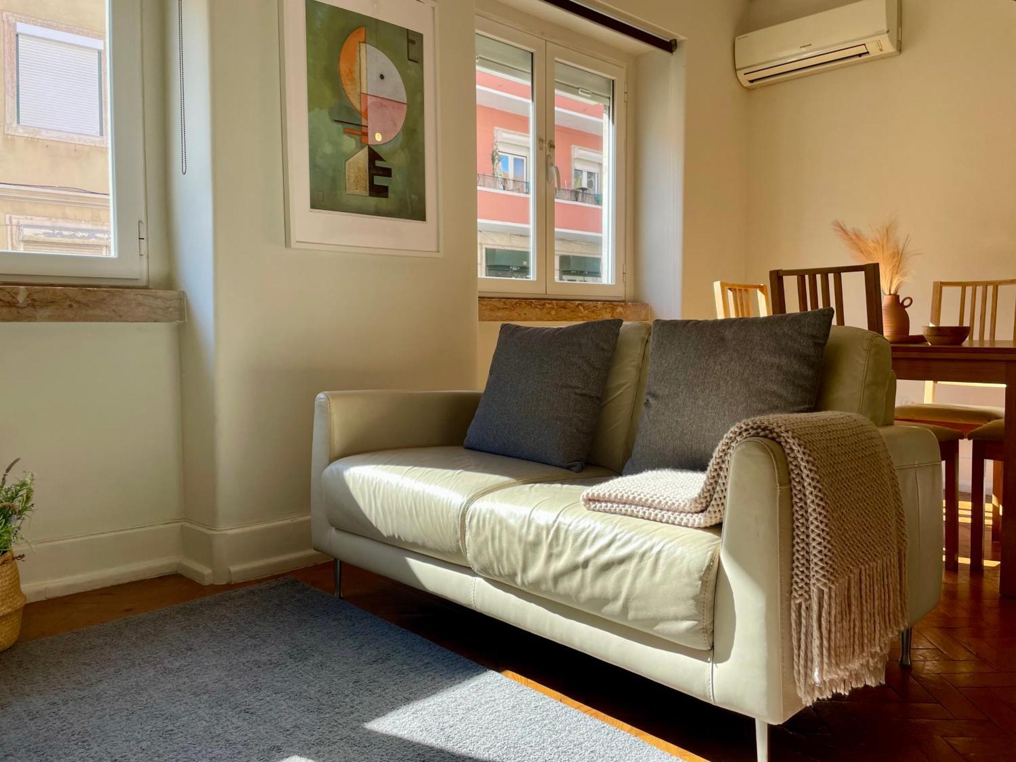 Apartment Bright & Spacious By The River, By Timecooler Lisbon
