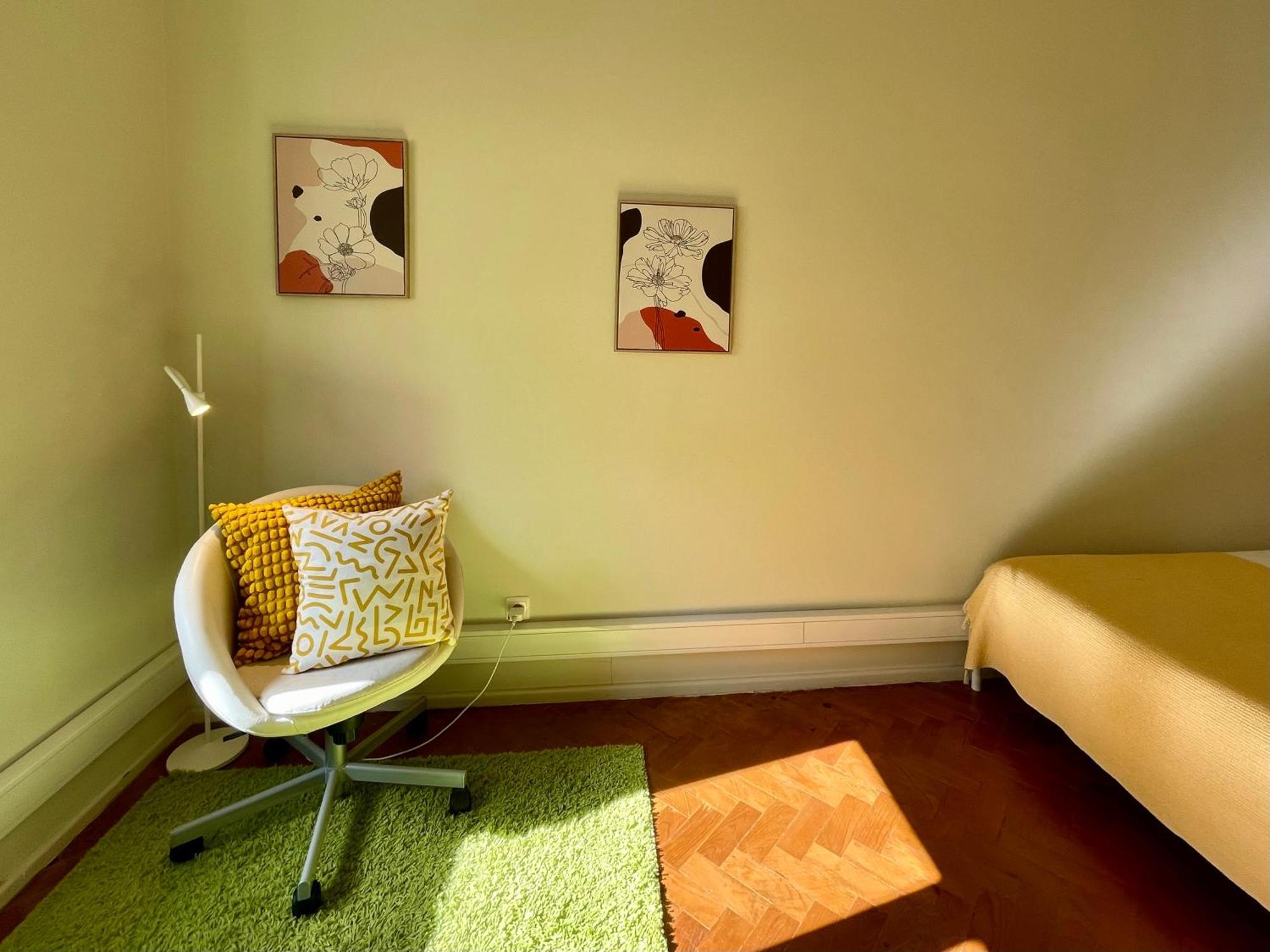 Bright & Spacious By The River, By Timecooler Apartment